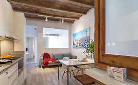 Happy People Sagrada Familia Apartments